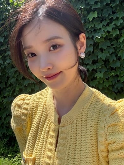 '대세 남자 배우와 로맨스' 아이유, '♥이종석' 질투할라…햇살 아래 뽐낸 청순미