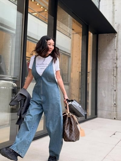 '63세' 황신혜, 멜빵 바지 입고 공중 점프…20대 기죽이는 48kg의 상큼발랄함