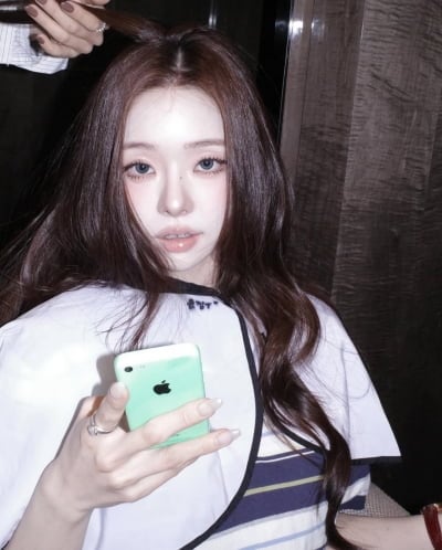 '갤럭시 발언' 프리지아, 아이폰 들고 셀카 삼매경…논란 딛고 뽐낸 '무결점' 피부