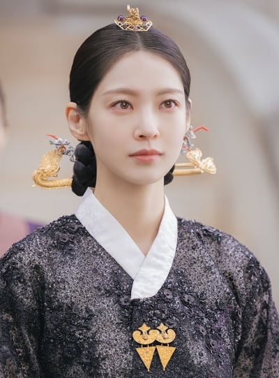 공승연, 변우석 손잡고 15년 차에 제대로 빛 봤다…"차가워 보이지만 노력하는 인물" ('대군부인')