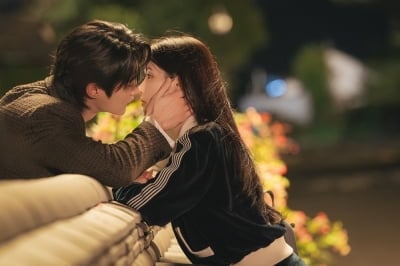 ♥이종석 눈 감아…아이유, 변우석과 '담벼락 키스신→야구장 데이트' 비하인드 대방출 ('대군부인')