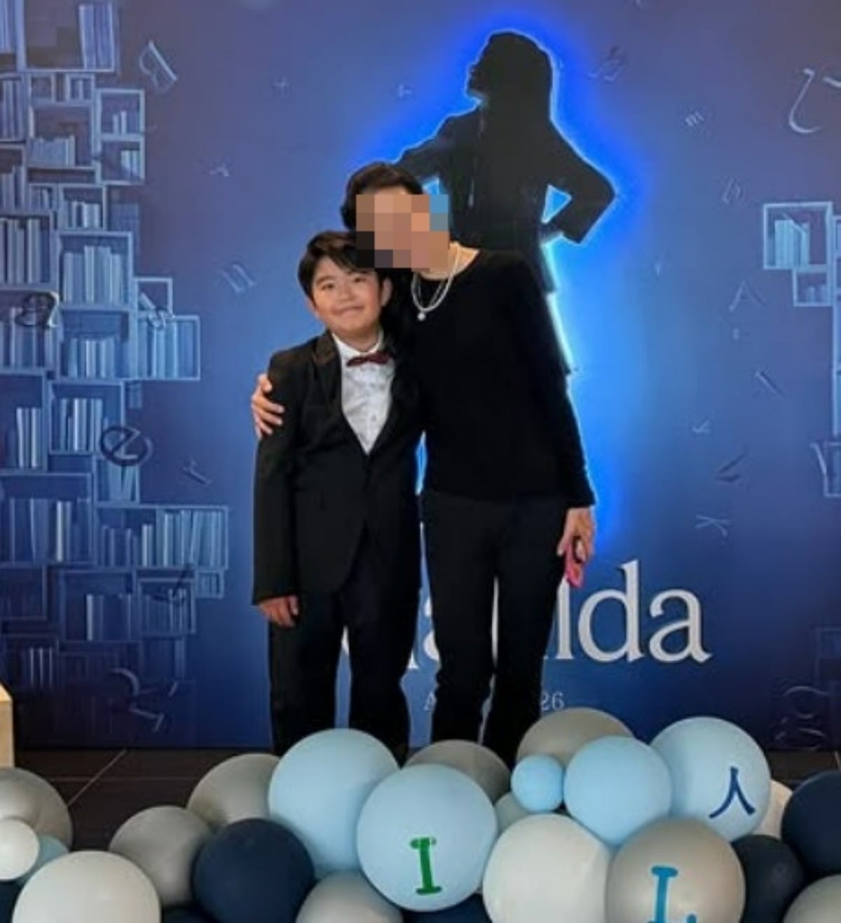 배우 신현준의 아내가 장남 민준 군이 출연하는 교내 뮤지컬 공연을 찾았다. / 사진=신현준 아내 SNS