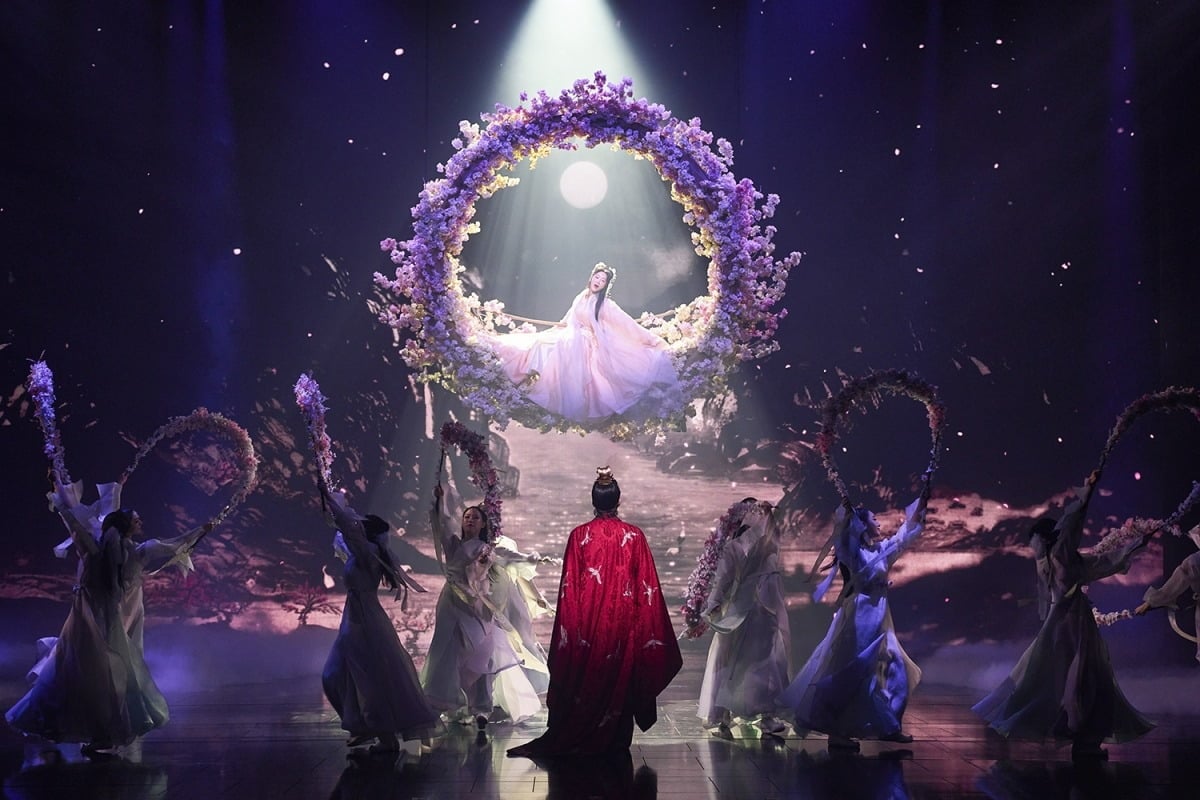 49일 만에 서울 잠실 샤롯데씨어터에서 관객들과 다시 만난 뮤지컬 '몽유도원' 무대에 새로운 연출이 도입된 모습. / 사진=(주)에이콤