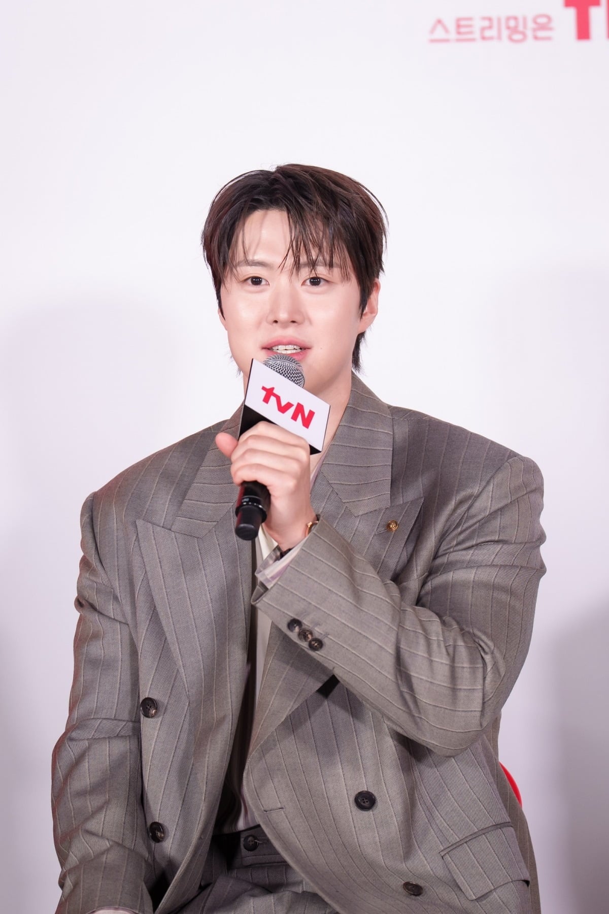 신혜선이 5살 연하 남배우 공명과 핑크빛 호흡을 맞춘다./사진제공=tvN