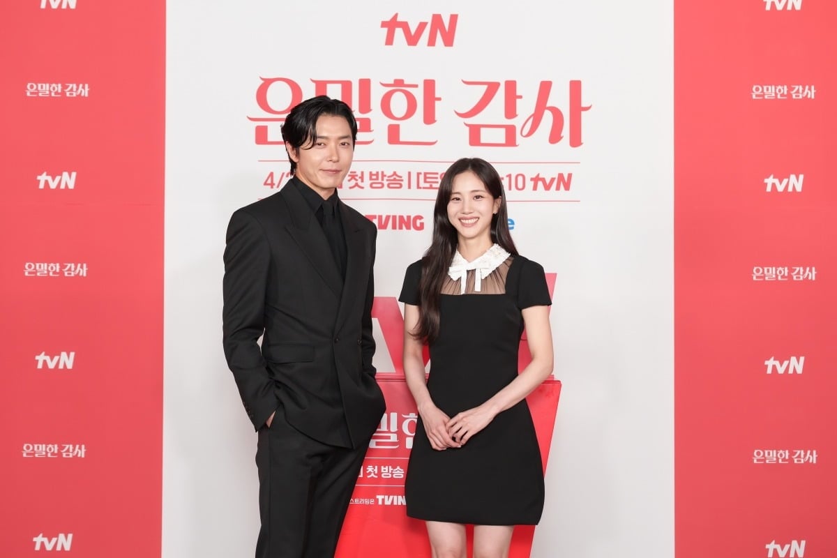 1983년생 배우 김재욱이 극 중 호흡을 맞춘 1998년생 신인 배우 홍화연을 칭찬했다./사진제공=tvN