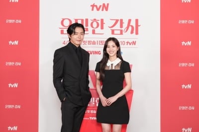 '43세' 김재욱, 20대 신인 여배우에 극찬 쏟았다…"섹시한 설정인데, 아이 같은 분위기 지녀" ('은밀한')