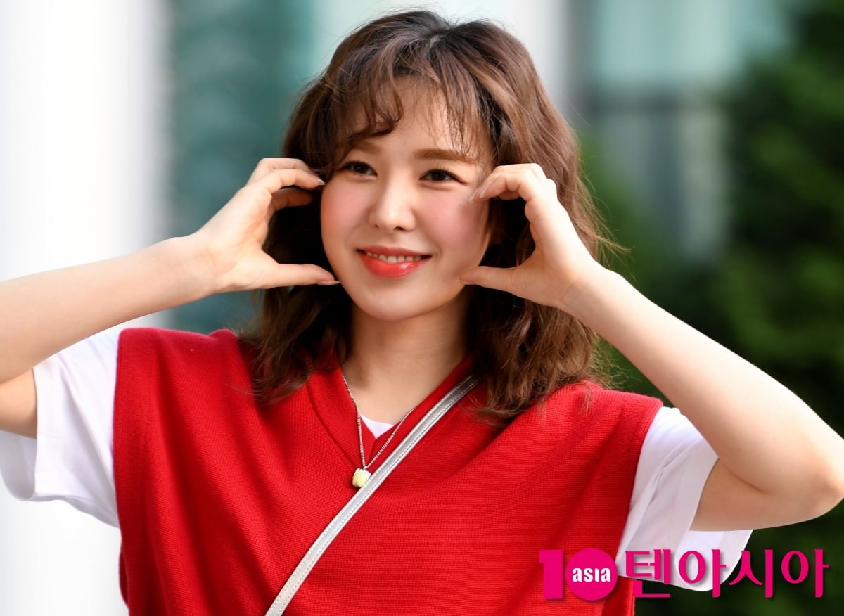 가수 웬디가 포즈를 취하고 있다 / 사진=텐아시아 DB