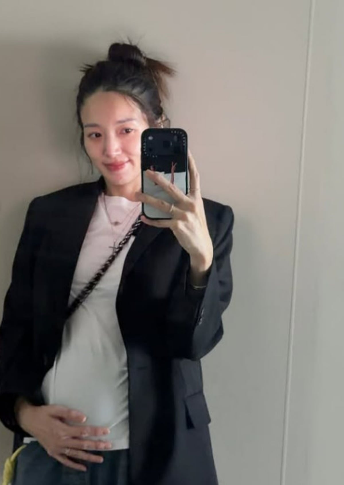 최근 임신 소식을 알린 미스코리아 겸 배우 김민경이 거울 앞 자신을 카메라에 담고 있다. / 사진=김민경 SNS