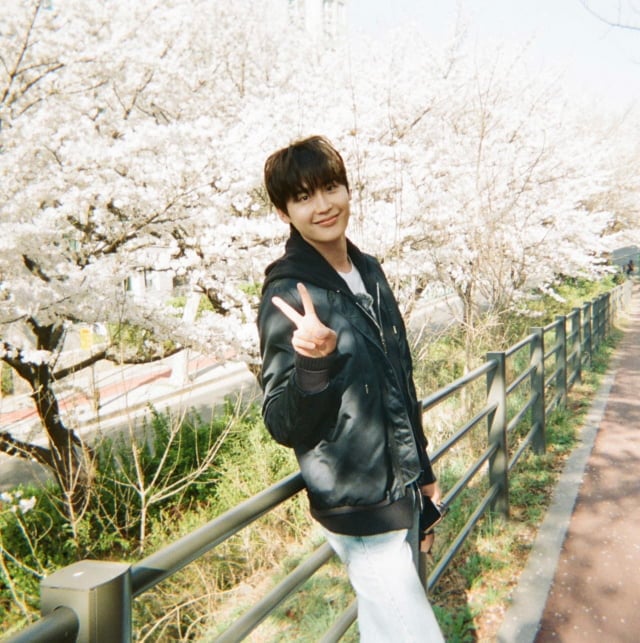 배우 이종석이 벚꽃 구경을 간 근황을 공개했다. / 사진=SNS