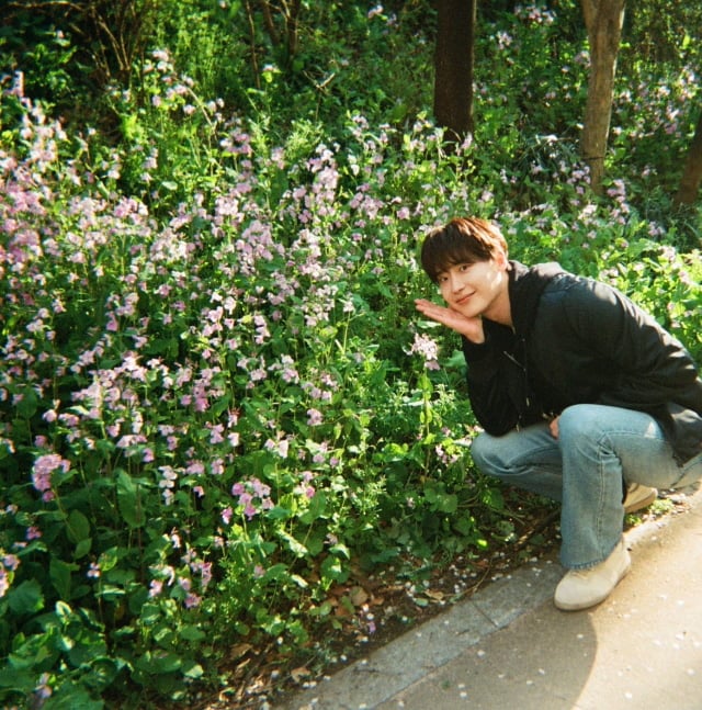 배우 이종석이 벚꽃 구경을 간 근황을 공개했다. / 사진=SNS