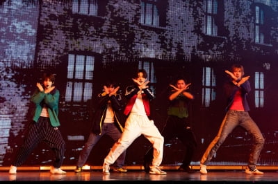 コルティス、ミニ2集『REDRED』リリースパーティーで熱狂的なステージを披露