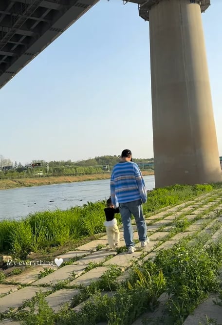 배우 이다인이 남편 이승기, 딸과 함께한 일상을 공개했다./ 사진=SNS