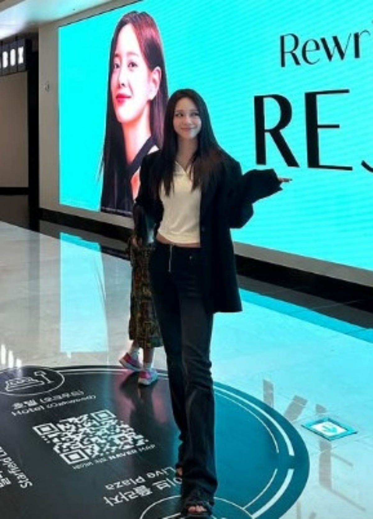 가수 김세정이 놀라운 비율을 보여주고 있다. / 사진=김세정 SNS