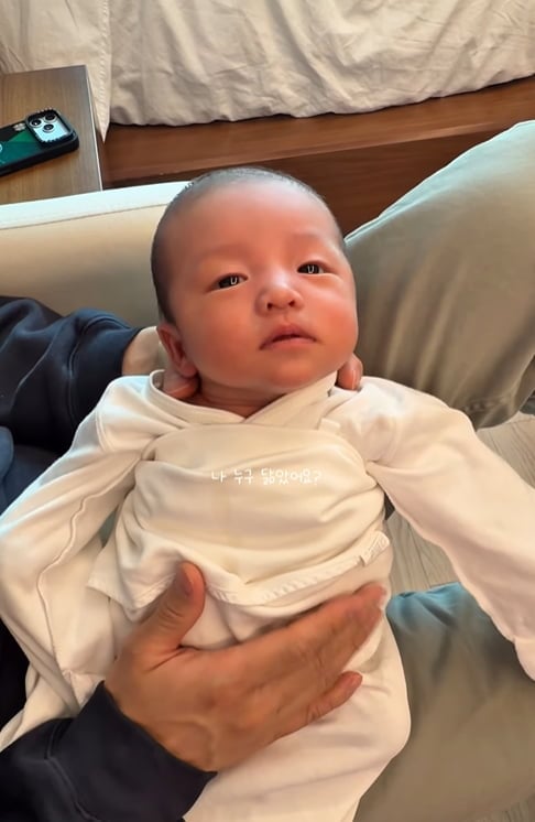 아나운서 출신 오상인과 결혼한 방송인 김소영이 둘째 아들의 얼굴을 처음 공개했다./ 사진=SNS