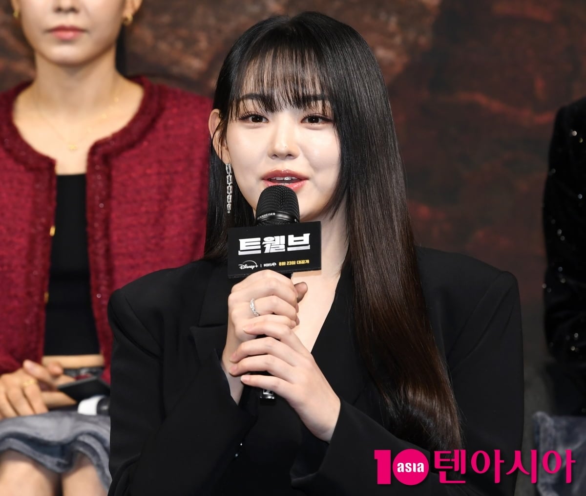 가수 겸 배우 강미나가 포즈를 취하고 있다 / 사진=텐아시아 DB