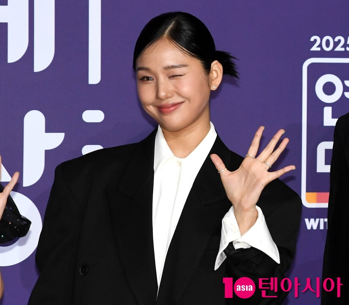 미미가 포토월에서 포즈를 취하고 있다. / 사진=텐아시아DB