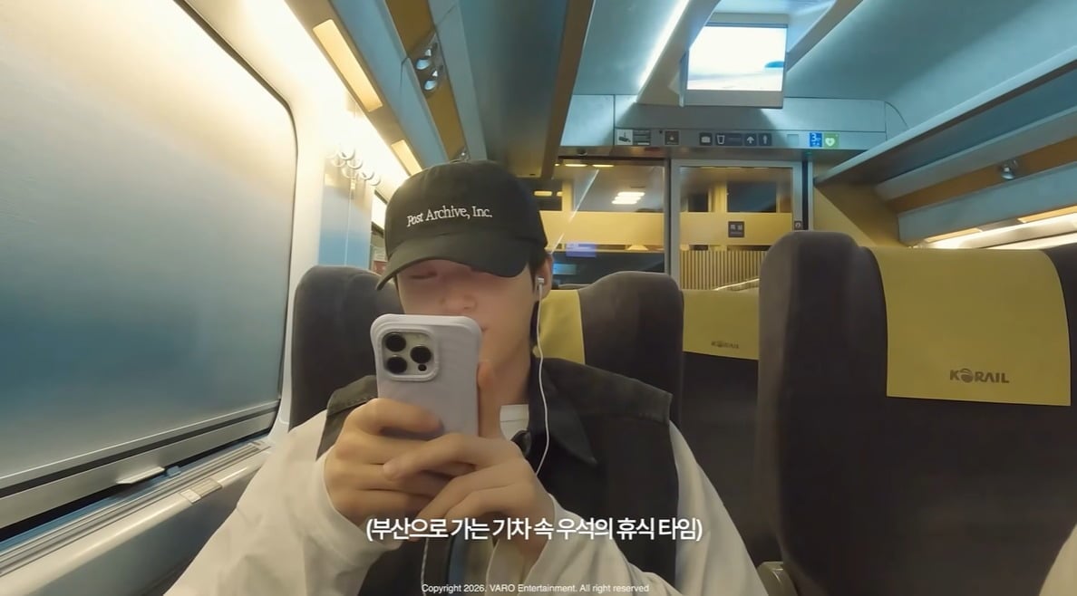 부산행 KTX에서 포착된 배우 변우석 / 사진='VARO Playlist' 캡처