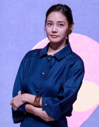 기자→통역사→방송인 거치더니…안현모, 이번엔 국세청이다 '사원증' 인증