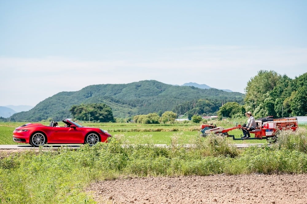 안효섭의 경운기와 채원빈의 스포츠카가 시골 마을 한복판에서 대치한다./사진제공=SBS