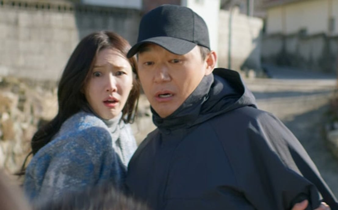 KBS 2TV 미니시리즈 ‘심우면 연리리’ 5회에서는 연리리 ‘쌩신입’ 성태훈(박성웅 분) 가족과 ‘고인물’ 임주형(이서환 분) 가족이 팽팽한 신경전을 벌인다. / 사진 제공: KBS 2TV 미니시리즈 