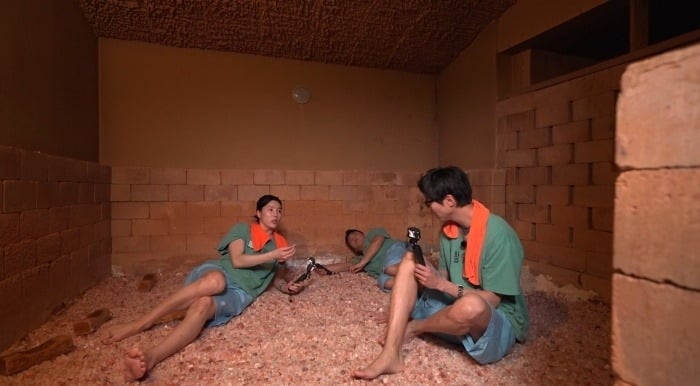 '구해줘 홈즈' 출연진이 젊은 세대 사이 핫플로 떠오르는 '목욕탕 로드' 임장을 떠난다./사진제공=MBC