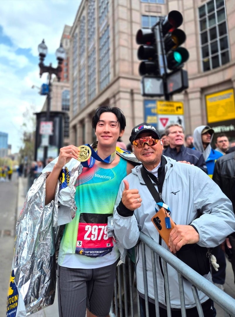 사진=배우 권화운이 4월 20일(현지 시간) 미국 매사추세츠주 보스턴에서 열린 제130회 보스턴 마라톤 대회에서 이봉주의 응원을 받으며 2시간 44분 42초 기록으로 완주했다.