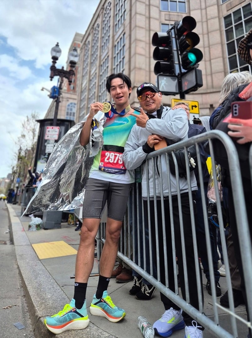 사진=배우 권화운이 4월 20일(현지 시간) 미국 매사추세츠주 보스턴에서 열린 제130회 보스턴 마라톤 대회에서 이봉주의 응원을 받으며 2시간 44분 42초 기록으로 완주했다.