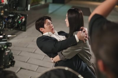 신혜선, 사적으로 털어내고 싶은 게 있었다더니…"현장이 밝은 분위기라 웃은 기억 많아" ('은밀한')