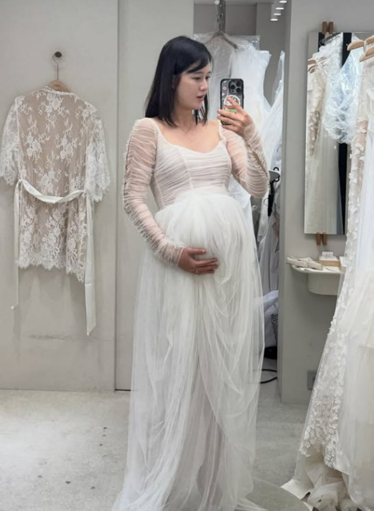 배우 남보라가 만삭 드레스 자태를 보여주고 있다. / 사진=남보라 SNS