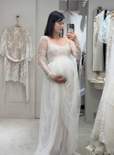 '상담사♥' 남보라, 웨딩드레스 다시 입었다…출산 전 세 식구 완성