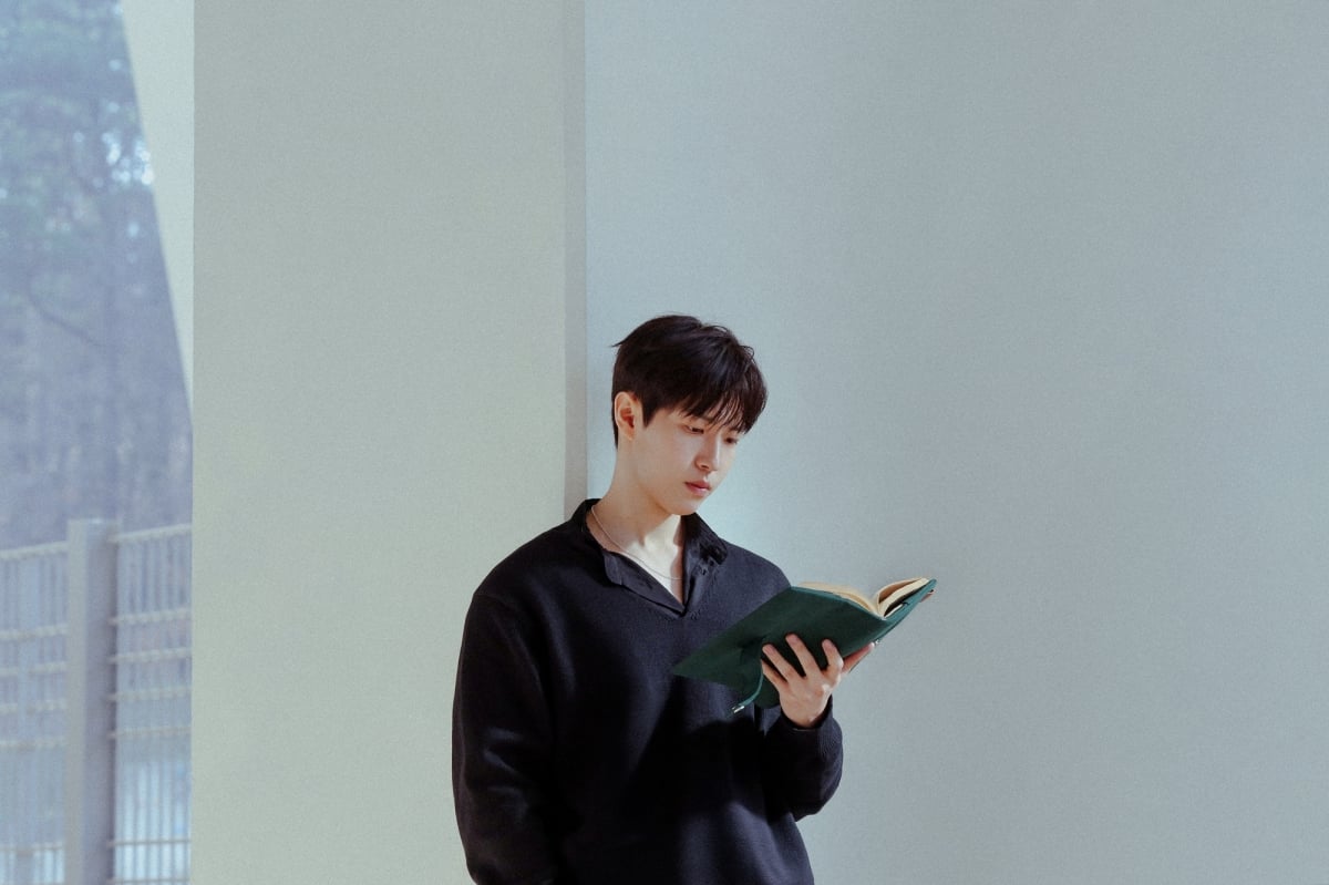 그룹 워너원 완전체 복귀로 주목받고 있는 김재환이 록 발라드 싱어송라이터로 변신했다. 
가수 김재환/사진제공= 웨이크원