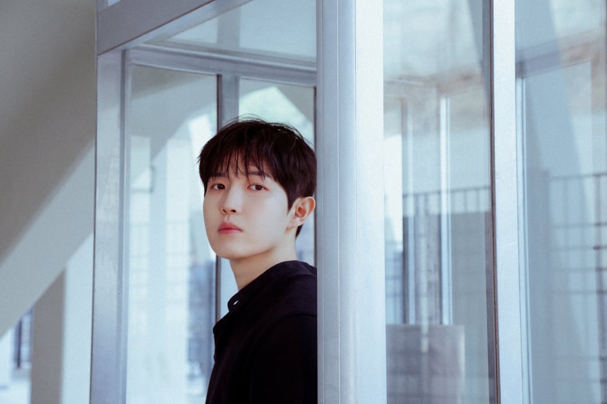 그룹 워너원 완전체 복귀로 주목받고 있는 김재환이 록 발라드 싱어송라이터로 변신했다. 
가수 김재환/사진제공= 웨이크원