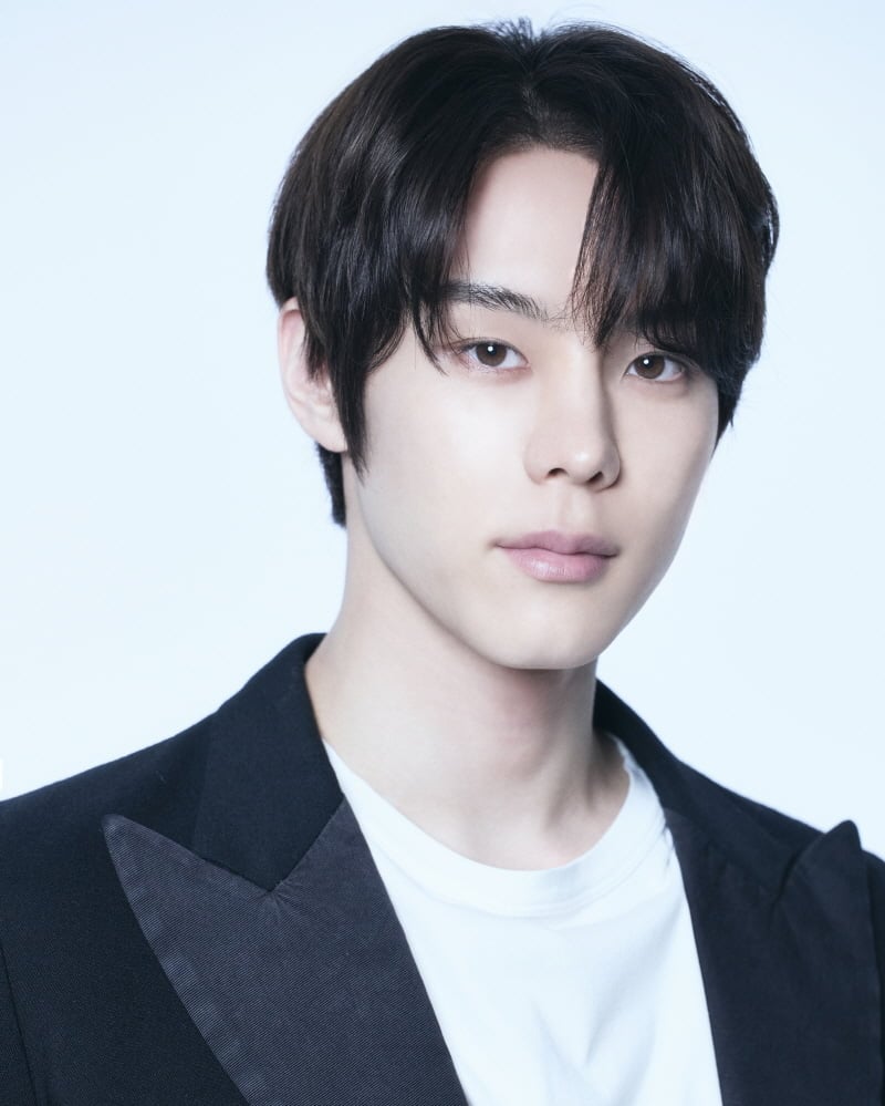 배우 겸 가수 윤서빈이 음악극 '눈이 부시게'의 주인공 '준하' 역으로 캐스팅 됐다. / 사진=앤드벗 컴퍼니