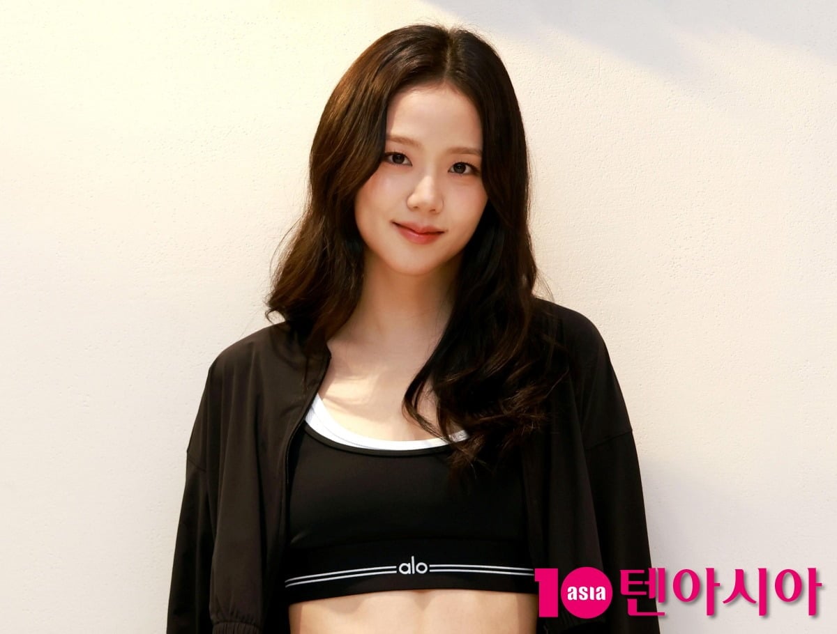 블랙핑크 지수가 행사에 참석해 취재진을 향해 포즈를 취하고 있다. / 사진=텐아시아DB