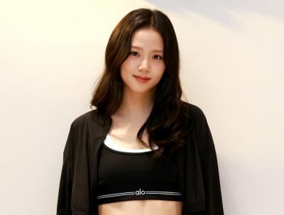 지수, 친오빠 크레딧 삭제하더니…'입꾹닫' 마스크 쓰고 조용히 출국