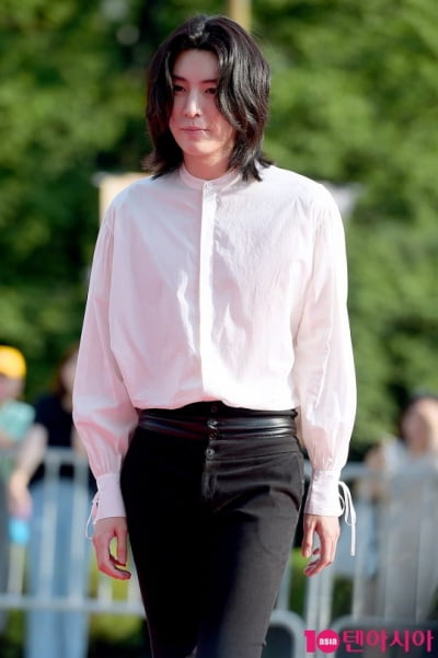 목욕탕에서 미팅한다고 밝힌 유명 남배우…"꾸미지 않은 상태서 삶의 흔적 볼 수 있어" ('홈즈')