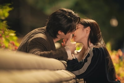 아이유♥변우석, 파격적인 스킨십 공개됐다…최초로 교제 인정→교통사고 엔딩 ('대군부인')