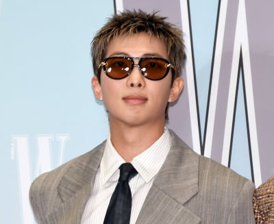 방탄소년단 RM, 日 금연 구역서 '뻐끔'…"직원이 무릎 꿇고 담배꽁초 주워"