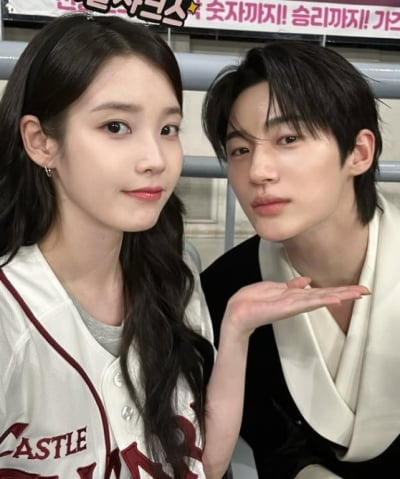 변우석은 아침부터 치킨버거 먹는데…'33반 사이즈' 아이유 "저는 사과에 블루베리"