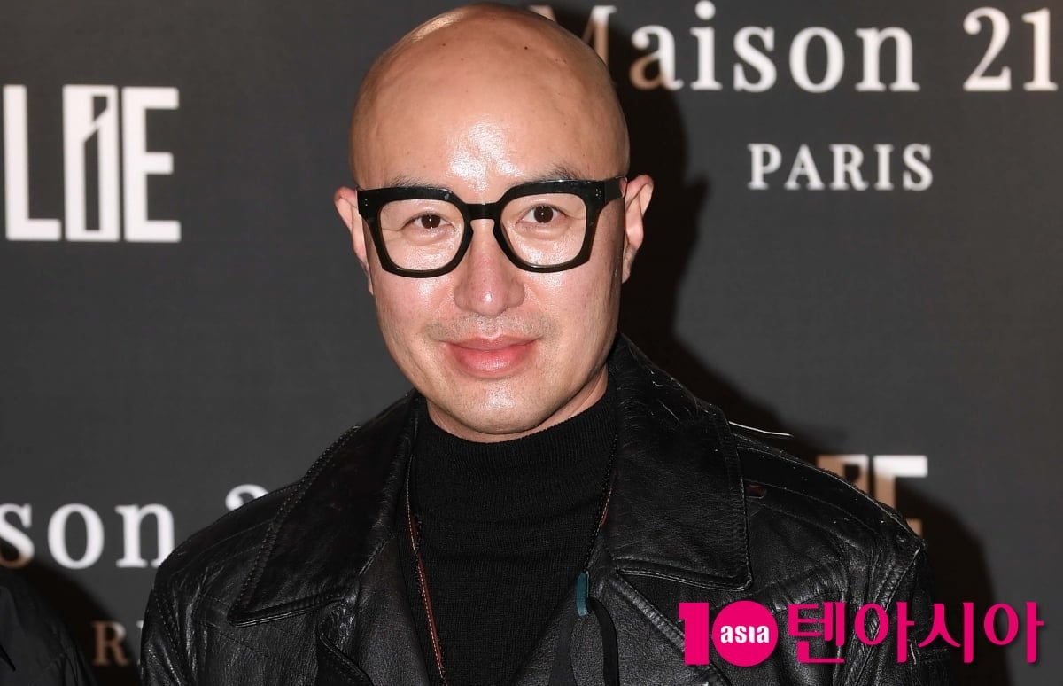 방송인 홍석천이 포즈를 취하고 있다 / 사진=텐아시아 DB