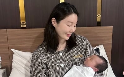 나비, '자연임신→제왕절개' 둘째 딸 공개…앙증맞은 발+꿀잠 신생아 '심쿵'