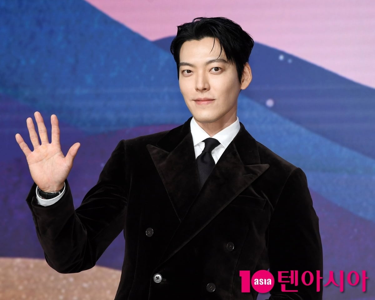 배우 김우빈이 포즈를 취하고 있다 / 사진=텐아시아 DB