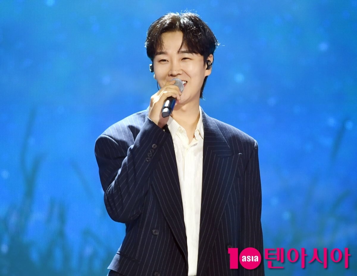 가수 송민준이 노래를 부르고 있다 / 사진=텐아시아 DB