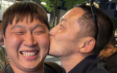 ♥티파니' 변요한, 결혼 2달 만에 유명 가수와 찐득한 뽀뽀 포착