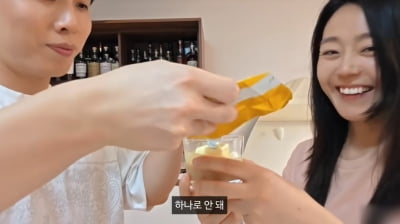 '나솔' 26기 현숙 "마흔에 소파 하나 못 사나" 끝내 터졌다…영식과 월세 신혼집 공개 ('허니데이')