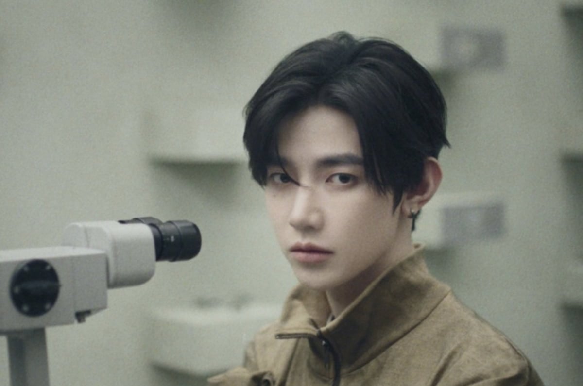 그룹 앤더블(AND2BLE) 멤버 장하오가 소리를 통해 감각을 깨우는 'SILENCE CRACKS' 개인 트레일러의 마지막 주자로 나섰다.
사진제공=YH엔터테인먼트