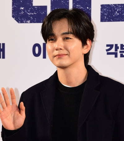 [공식] 유승호, 3년 만에 깜짝 소식 전했다…재벌 3세이자 조각가로 '재벌X형사2' 합류