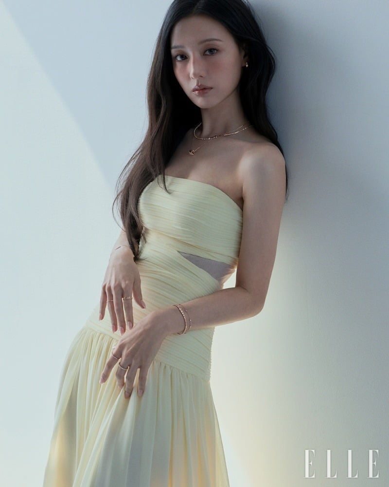 스톤헨지(STONEHENgE)가 뮤즈 김지원과 함께한 엘르 화보를 공개하며 신제품 '엘리먼츠’ 컬렉션을 선보였다./사진제공=엘르