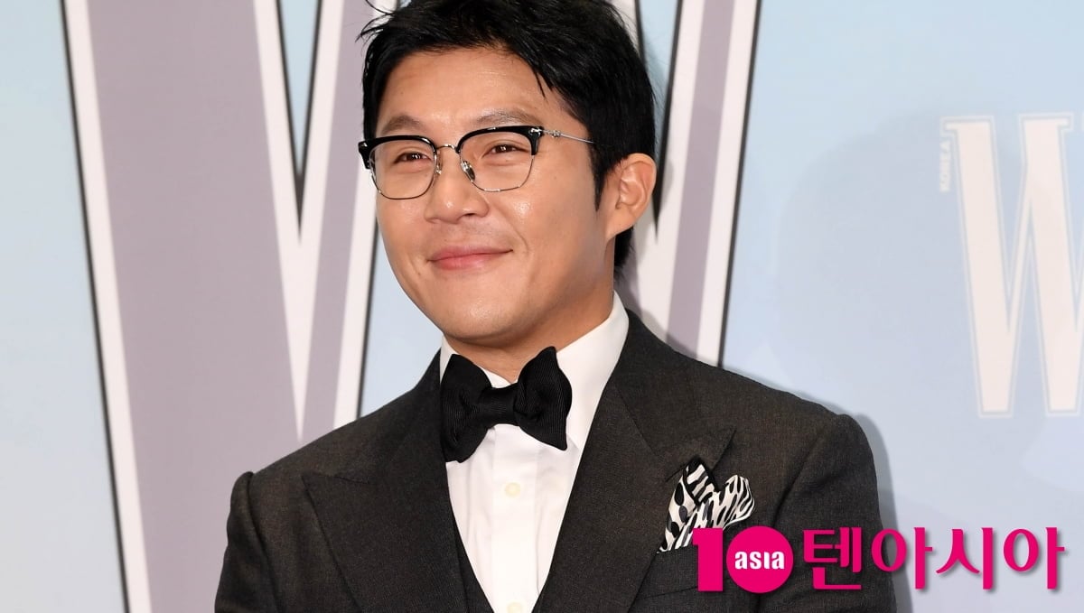 방송인 조세호가 포즈를 취하고 있다 / 사진=텐아시아 DB