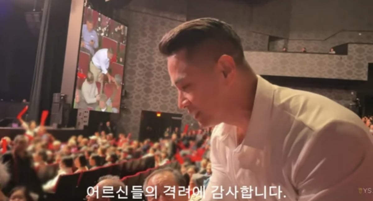 군 복무 논란이 있었던 가수 유승준이 한국 팬들의 격려를 접하고 눈물을 흘렸다.
사진=유승준의 유튜브 채널